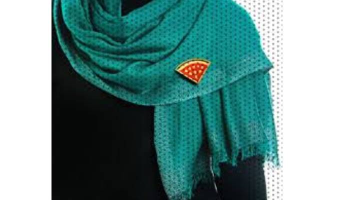 محل نصب بج روی مقنعه  